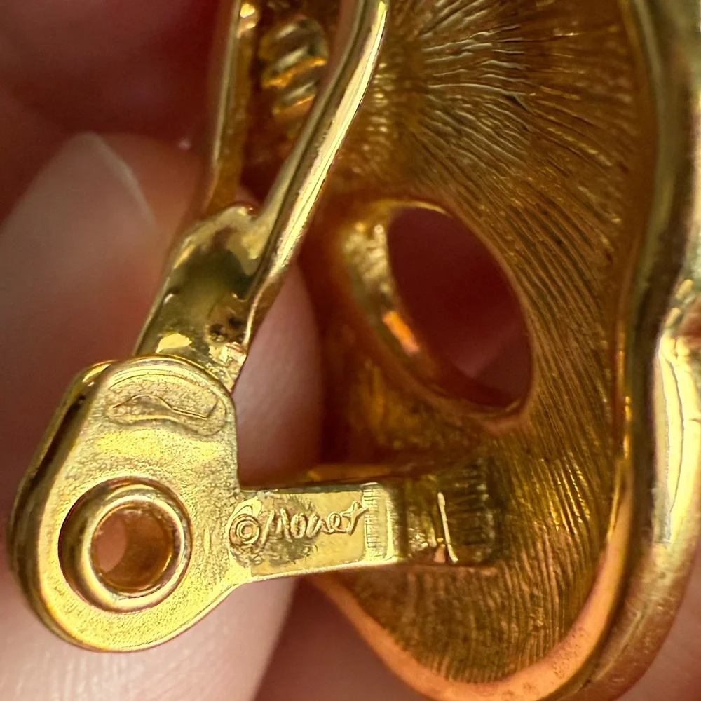 Vintage Monet White Enamel Swirl Clip-On Earrings – Gold Tone - Picture 5 of 8